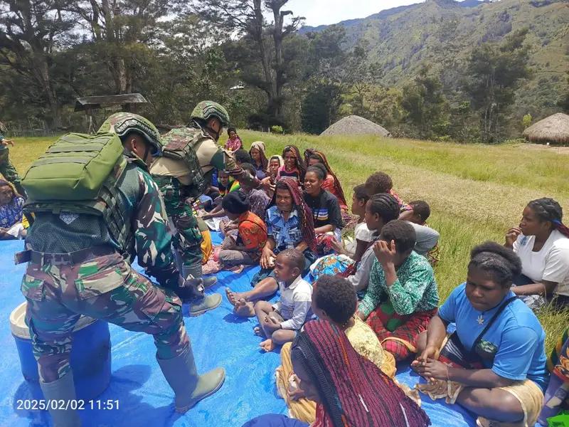 Satgas Yonif 614/RJP Lakukan Kegiatan Sosial dengan Memberikan 200 Makan Bergizi Gratis