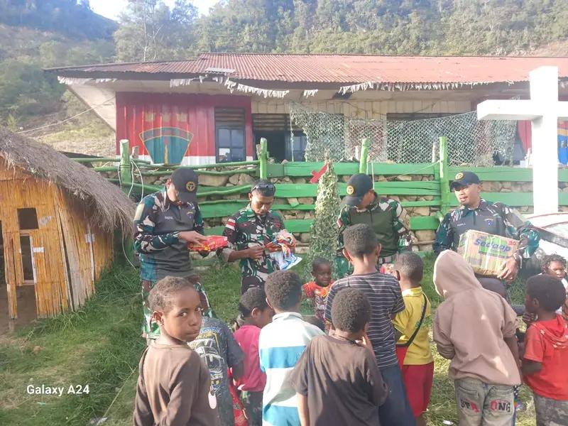 Kegiatan Pembagian Snack dan Jajanan oleh Pos Balingga Satgas Yonif 614/RJP