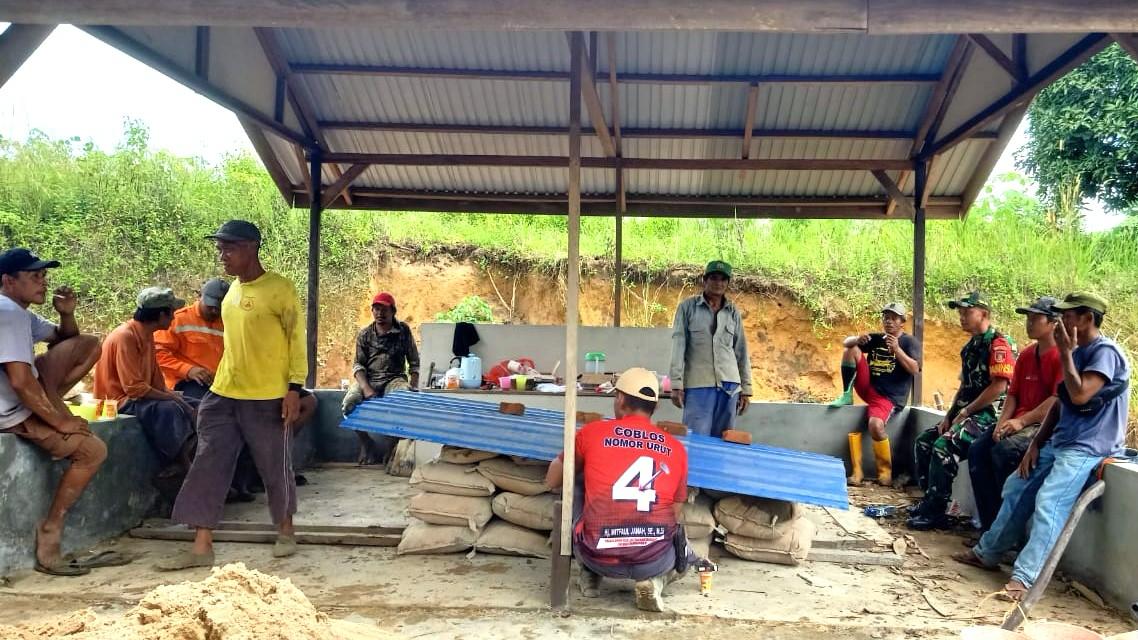 Babinsa Ajak Warga Selalu Jaga Kebersihan di Tengah istirahat Kegiatan Gotong Royong