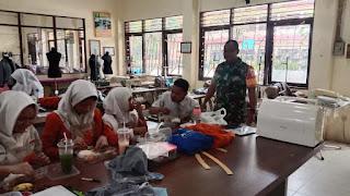 Babinsa Kelurahan Sungai Miai Dukung Program Pemerintah dengan Monitoring Pemberian Makan Bergizi di SMKN 4 Banjarmasin