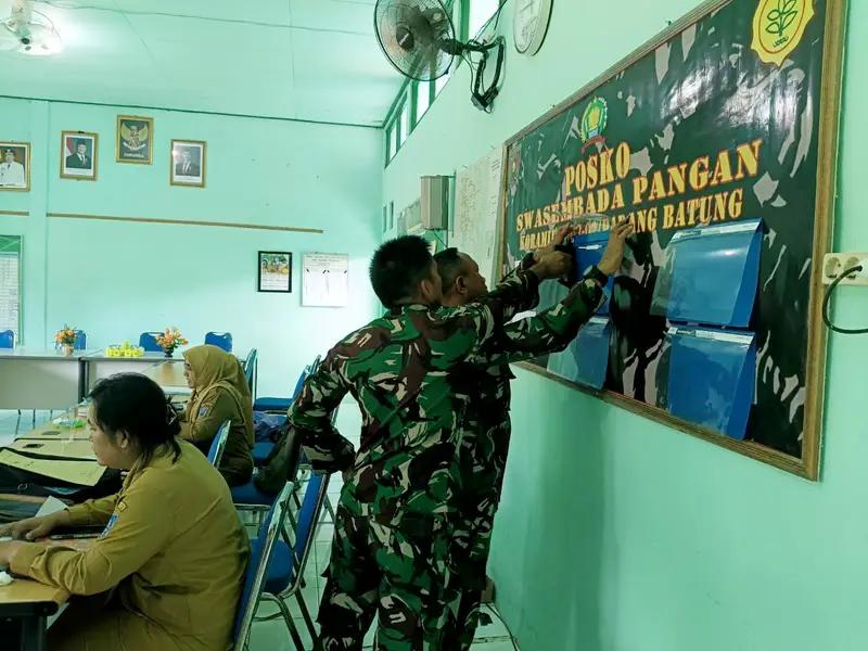 Babinsa Koramil 1003-02/Padang Batung Dukung Percepatan Swasembada Pangan di Wilayah Binaan