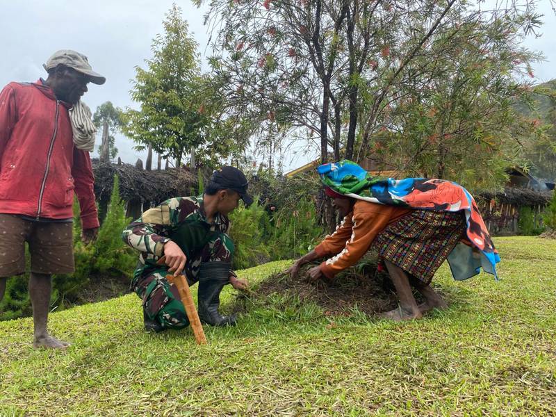 Meningkatkan Toleransi Beragama: Satgas Yonif 614/RJP Bersihkan Lingkungan Gereja