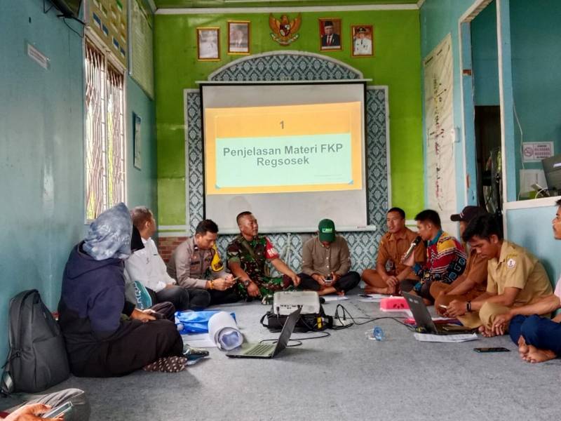 Babinsa Koramil 1005-01/Bakumpai Lakukan Komsos dengan Aparatur Desa Banitan