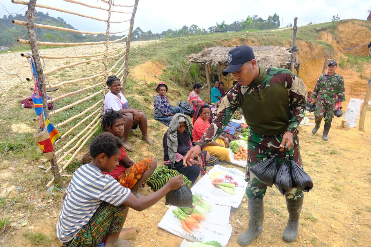 Satgas Yonif 614/RJP Borong Hasil Bumi Warga Pegunungan di Papua