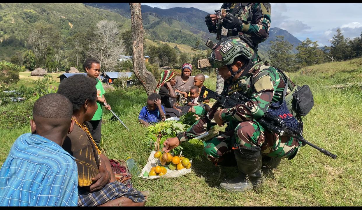 Satgas Yonif 614/RJP Peduli Warga Pegunungan Dengan Berbagi Makanan dan Pelayanan Kesehatan Gratis di Papua