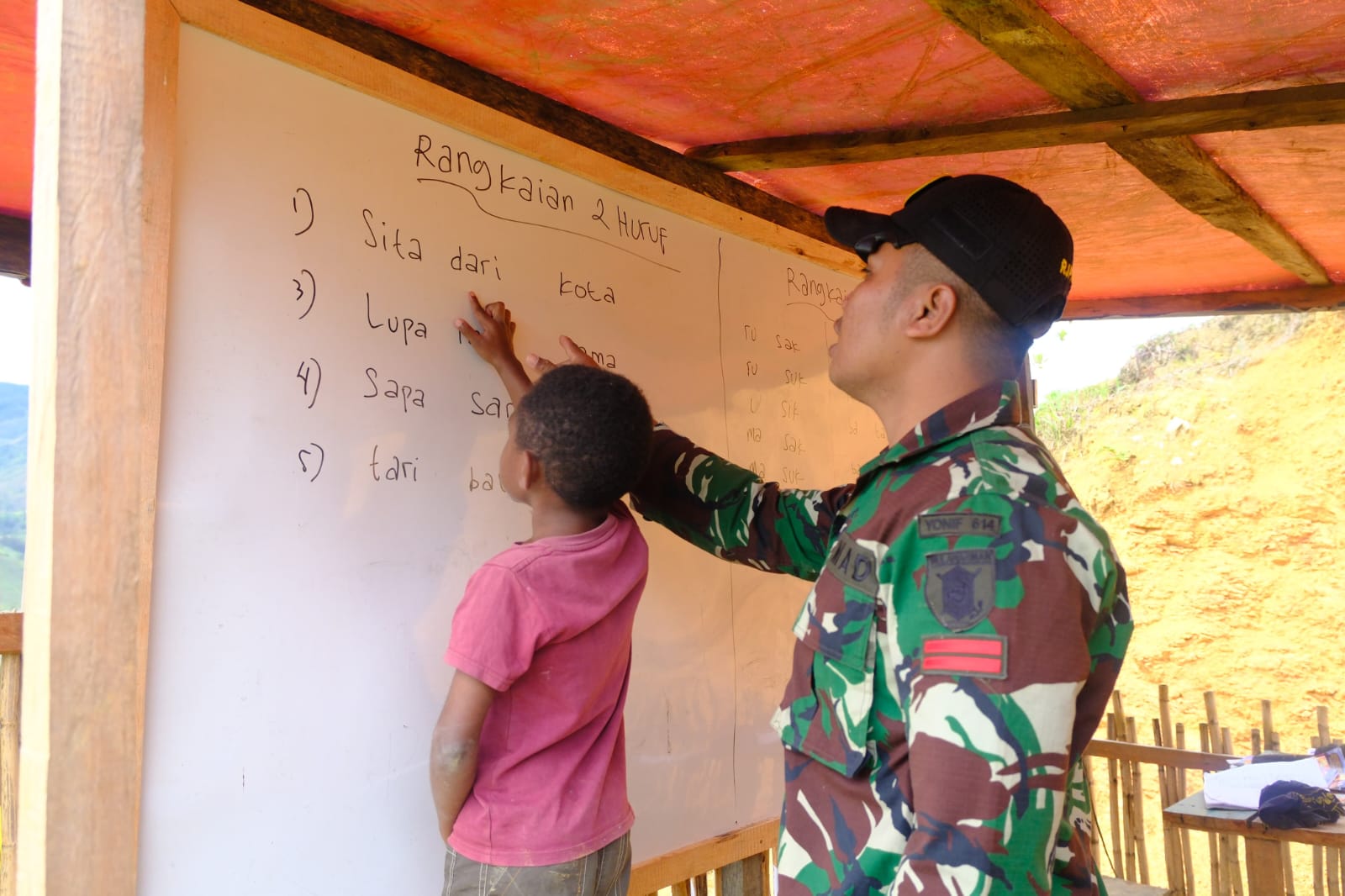 Satgas Yonif 614/RJP Bantu Cerdaskan Generasi Bangsa Di Perbatasan Papua