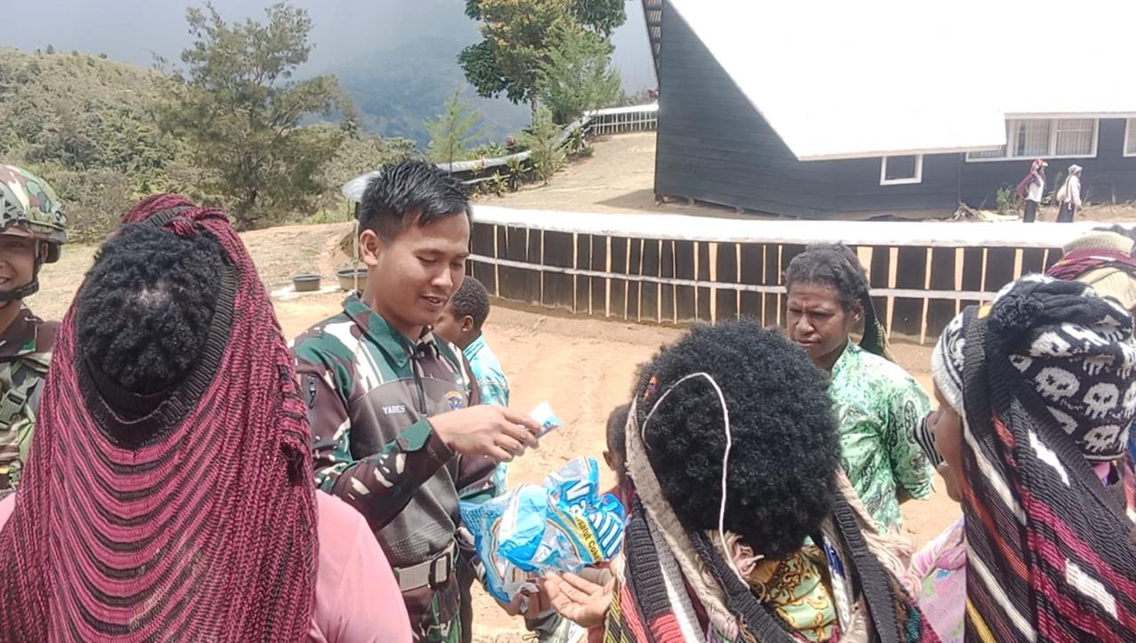 Pererat Silaturahmi, Satgas Yonif 614/RJP Pos Popome Anjangsana ke Honai Warga Papua Pegunungan