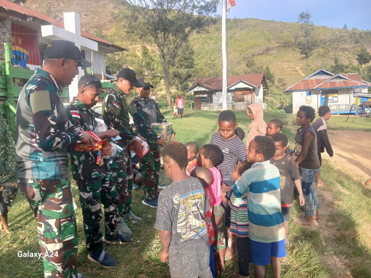 Satgas Yonif 614/RJP Berbagi Makanan Ringan untuk Anak-Anak Papua Pegunungan