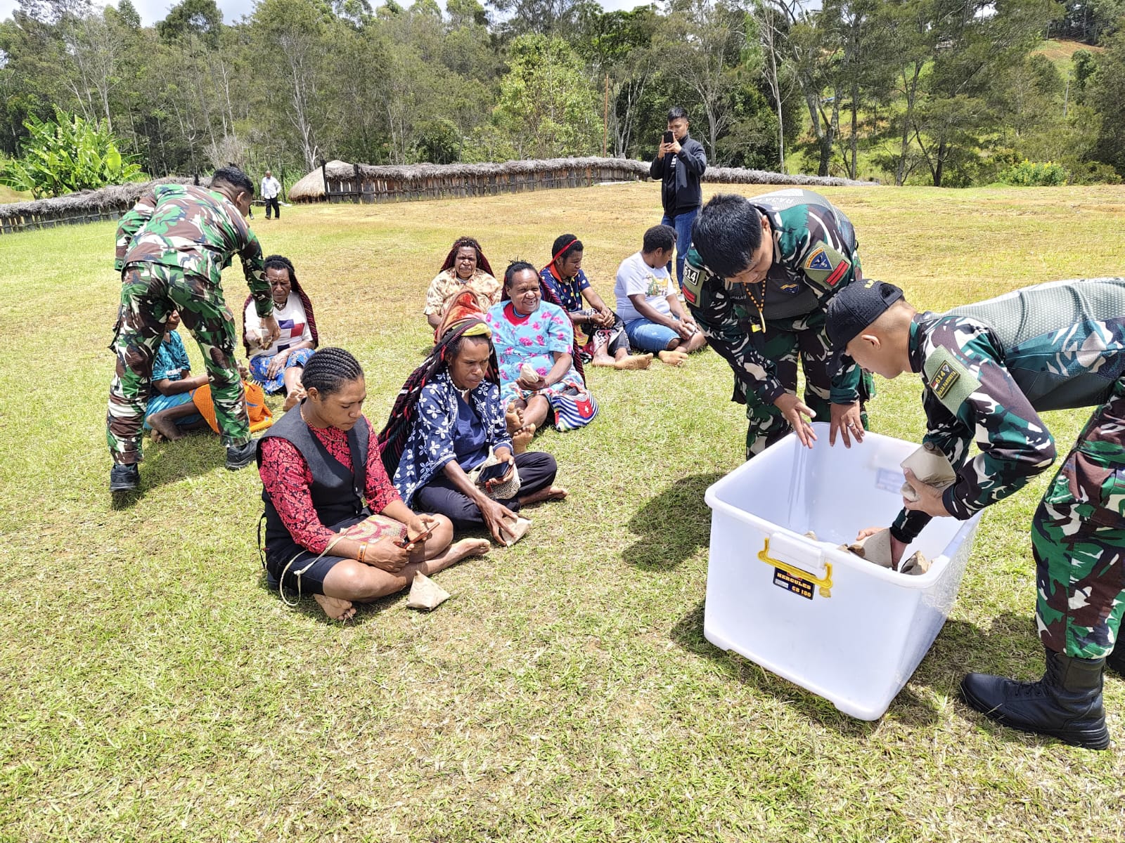 Peduli Gizi Masyarakat, Satgas Yonif 614/RJP Bagikan 350 Porsi Makanan Bergizi di Papua