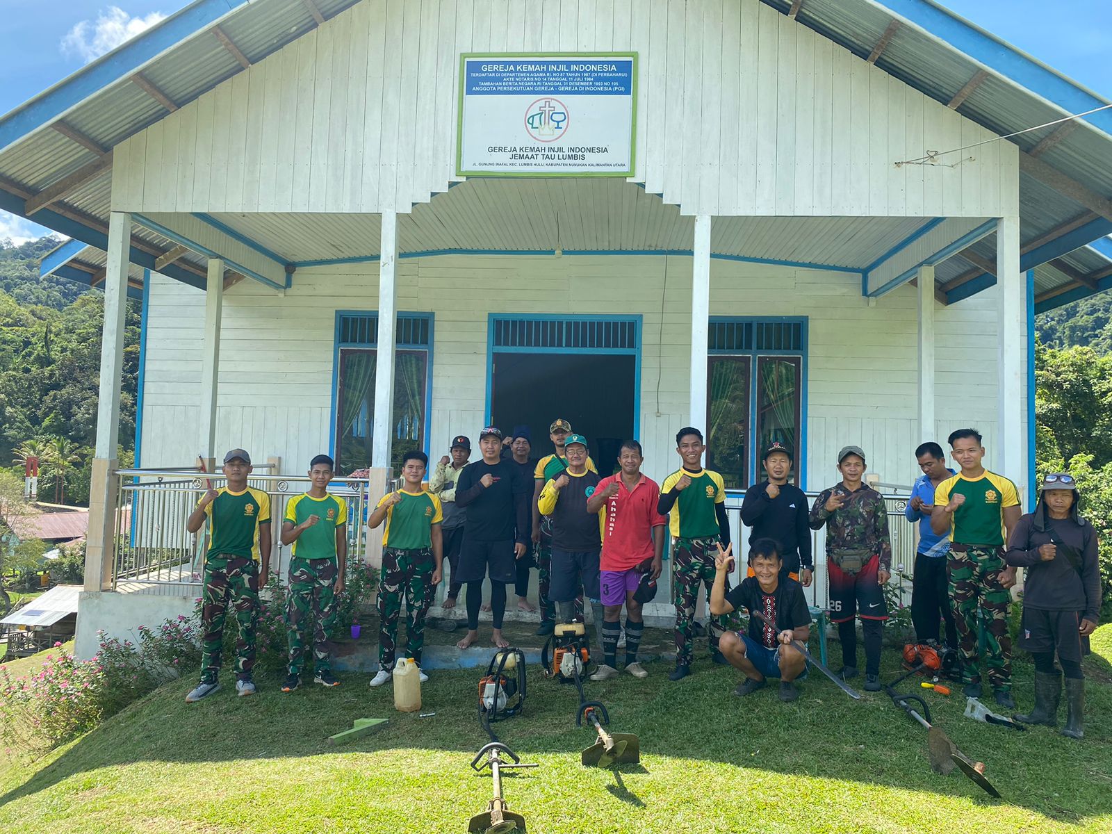 Perkuat Sinergi di Perbatasan, Satgas Pamtas Yonarmed 11 Kostrad Laksanakan Pembersihan Gereja