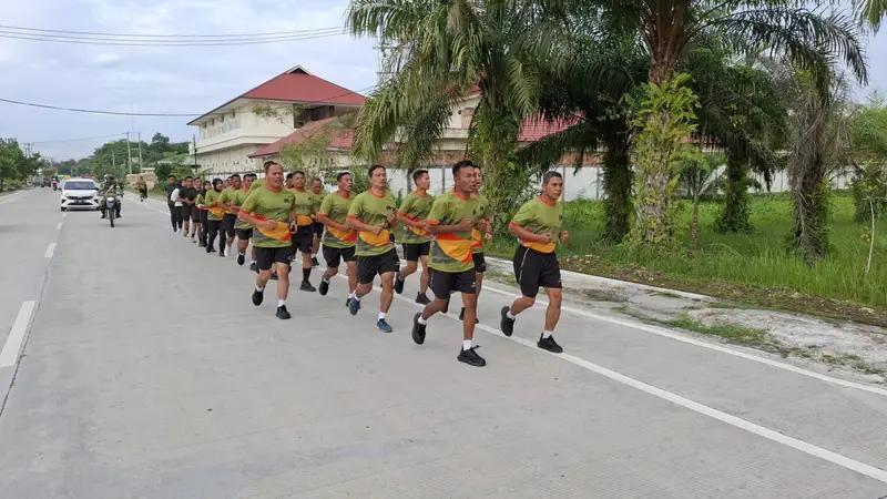 Jaga Kesehatan, Danramil Penajam Pimpin Anggota dan PNS Kodim 0913/PPU Lari Jalanan