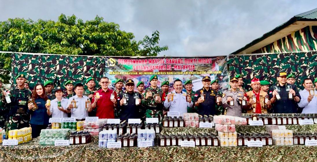 Ribuan Botol dan Kaleng Miras Serta Sembako Ilegal Dimusnahkan Di Perbatasan RI-Malaysia