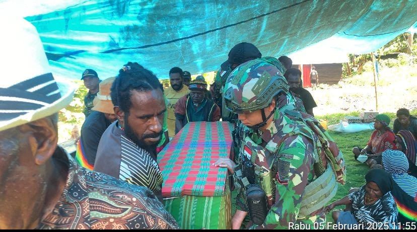 Peduli Duka Masyarakat, Satgas Yonif 614/RJP Melayat dan Bantu Prosesi Pemakaman Masyarakat Yang Meninggal