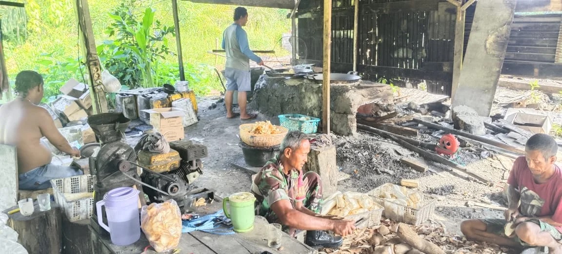Demi Menjalin Hubungan Baik, Babinsa Nenang Komsos Dengan Pemilik Industri Kripik