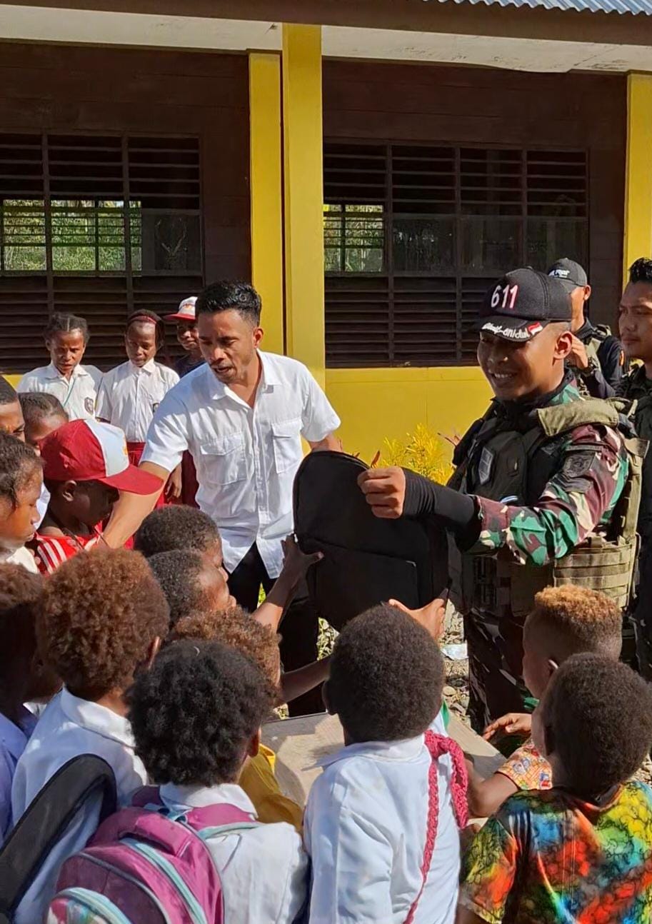 Tingkatkan Mutu Pendidikan di Papua, Satgas Yonif 611/Awang Long Salurkan Perlengkapan Sekolah