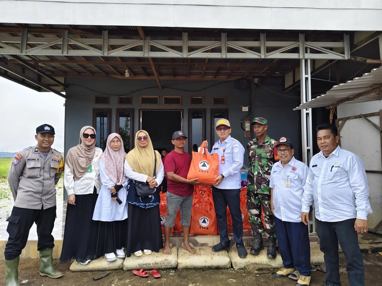 Penyaluran Bantuan Sosial untuk Korban Banjir di Binuang: Babinsa dan Bhabinkamtibmas Berperan Aktif