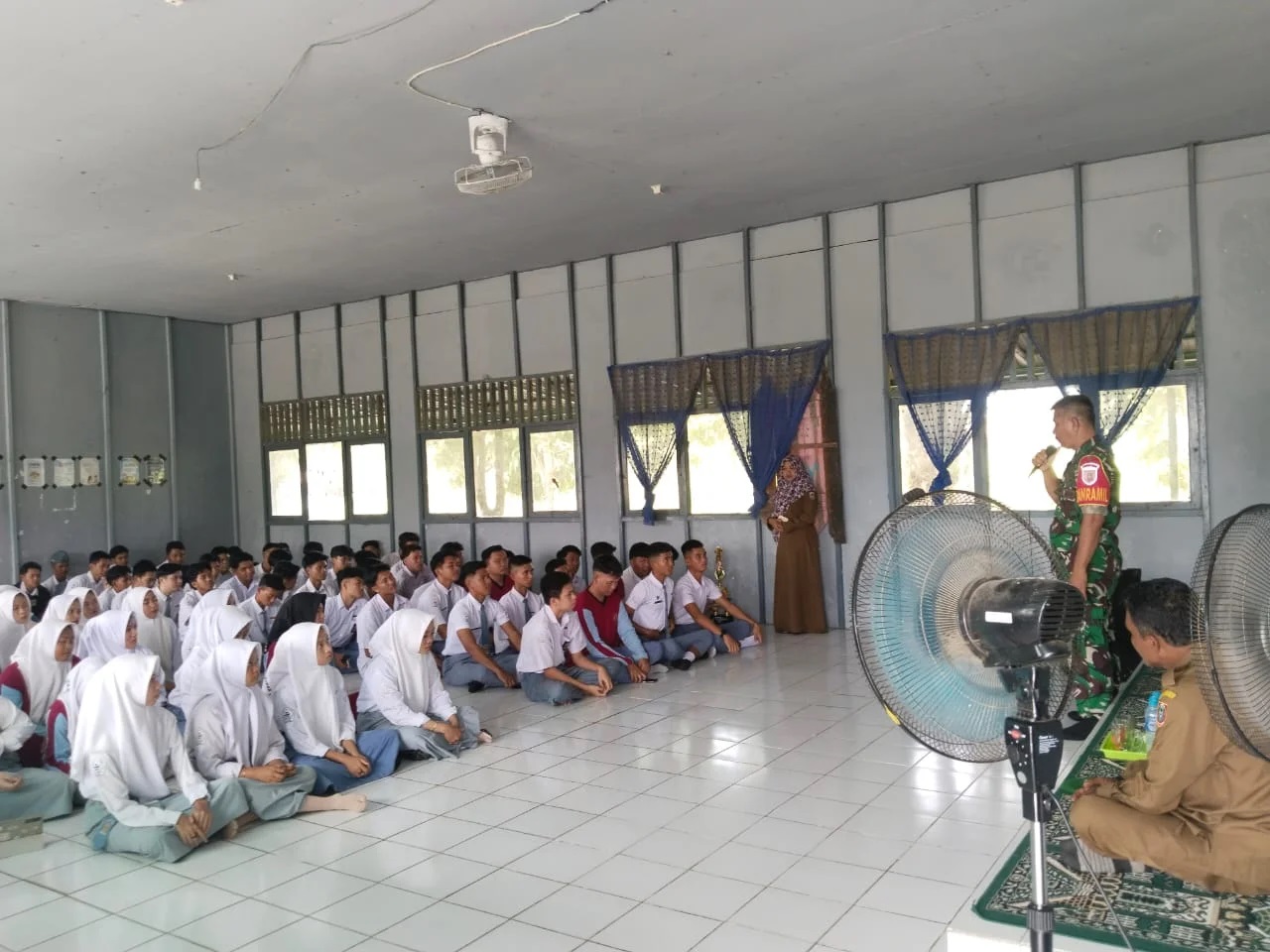 Penerimaan Calon TNI: Danramil 1005-02/Kuripan Berikan Informasi kepada Siswa-Siswi SMAN 1 Kuripan
