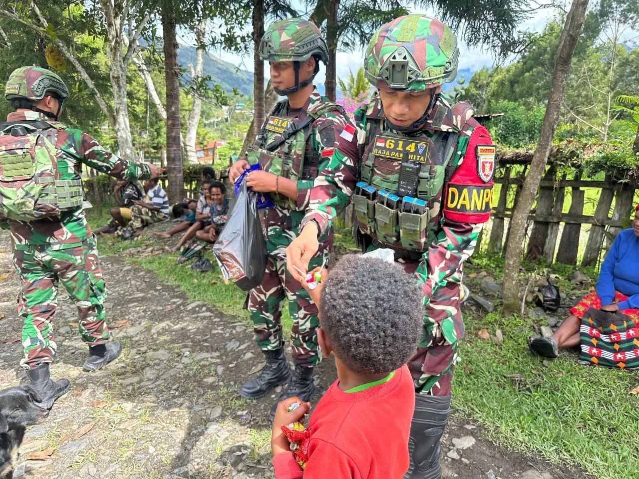 Meningkatkan Kesejahteraan Masyarakat, Satgas Yonif 614/RJP Bagikan Sembako di Kampung Elsaday