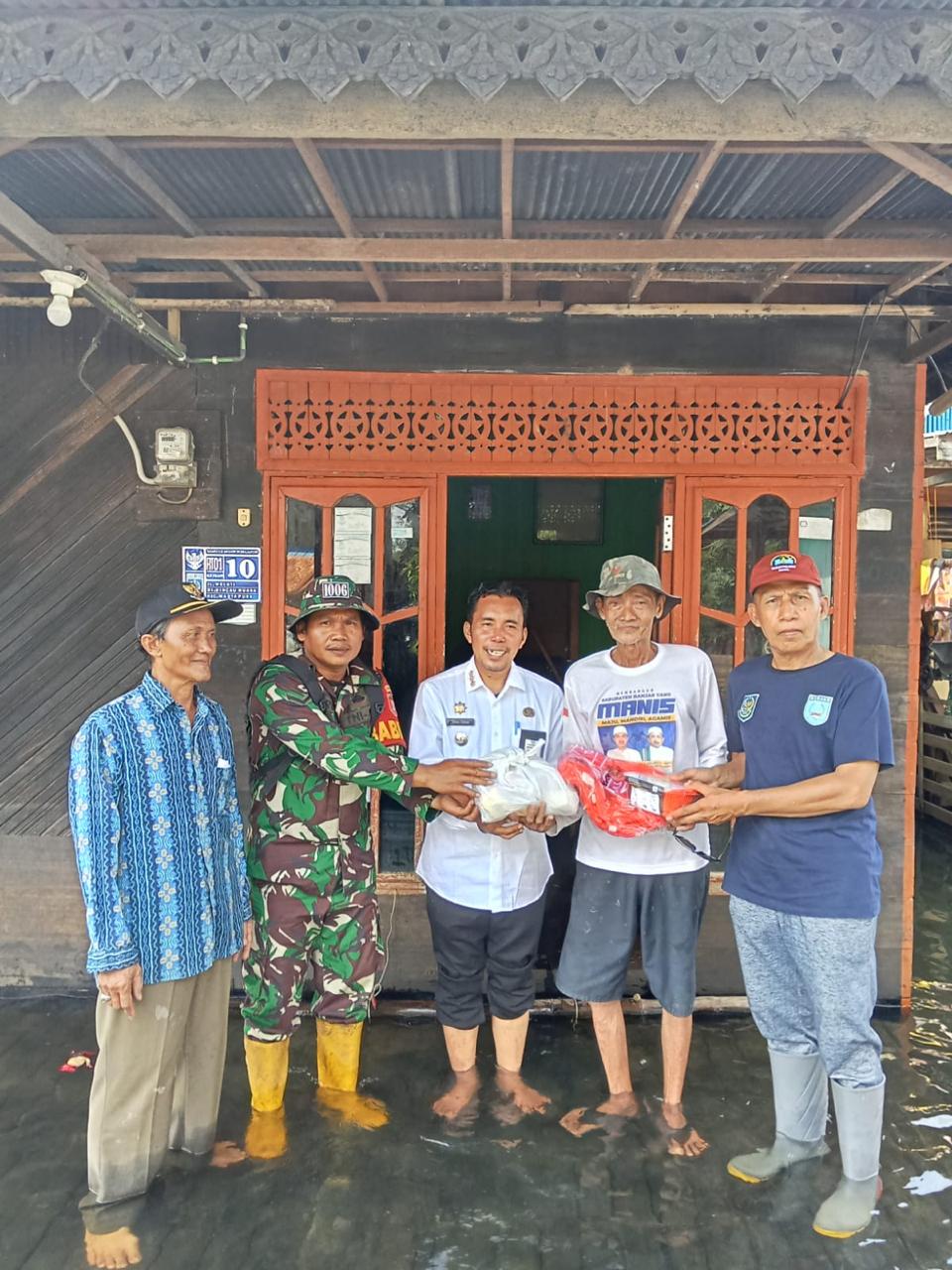 500 Warga Terdampak Banjir Dibantu Babinsa Salurkan Bantuan Didesa Bincau Muara Martapura