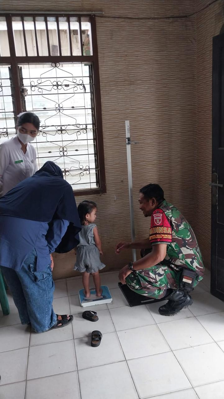 Kontrol Kesehatan Anak,Babinsa Koramil 0907/03 Tarbar Dampingi Posyandu Diwilayah