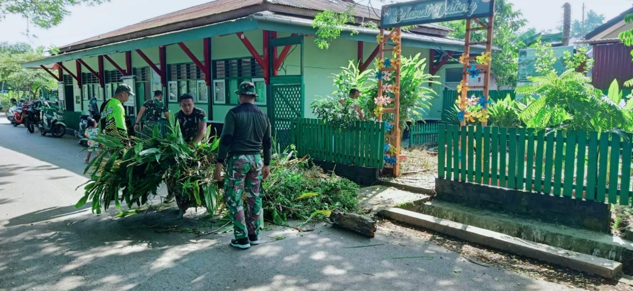 Anggota Kodim 0904/Paser Bersihkan Area Toga Milik Posyandu Menur Persit KCK Cab XVII