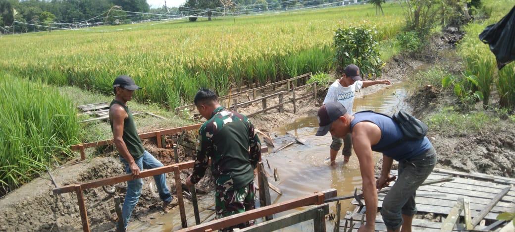 Babinsa Koramil 1002-06/Barabai Bersama Warga Perbaiki Jembatan Titian di Desa Bakapas
