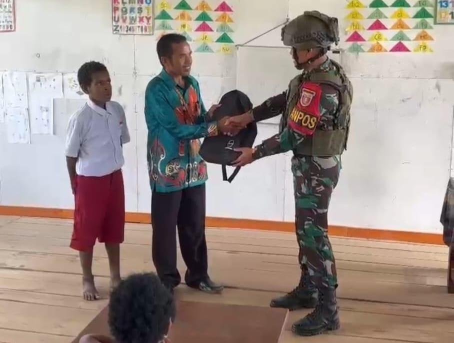 Satgas Yonif 611/Awang Long, Melaksanakan Binter Dengan Membagikan Sarana Penunjang Kebutuhan Sekolah SD Jila