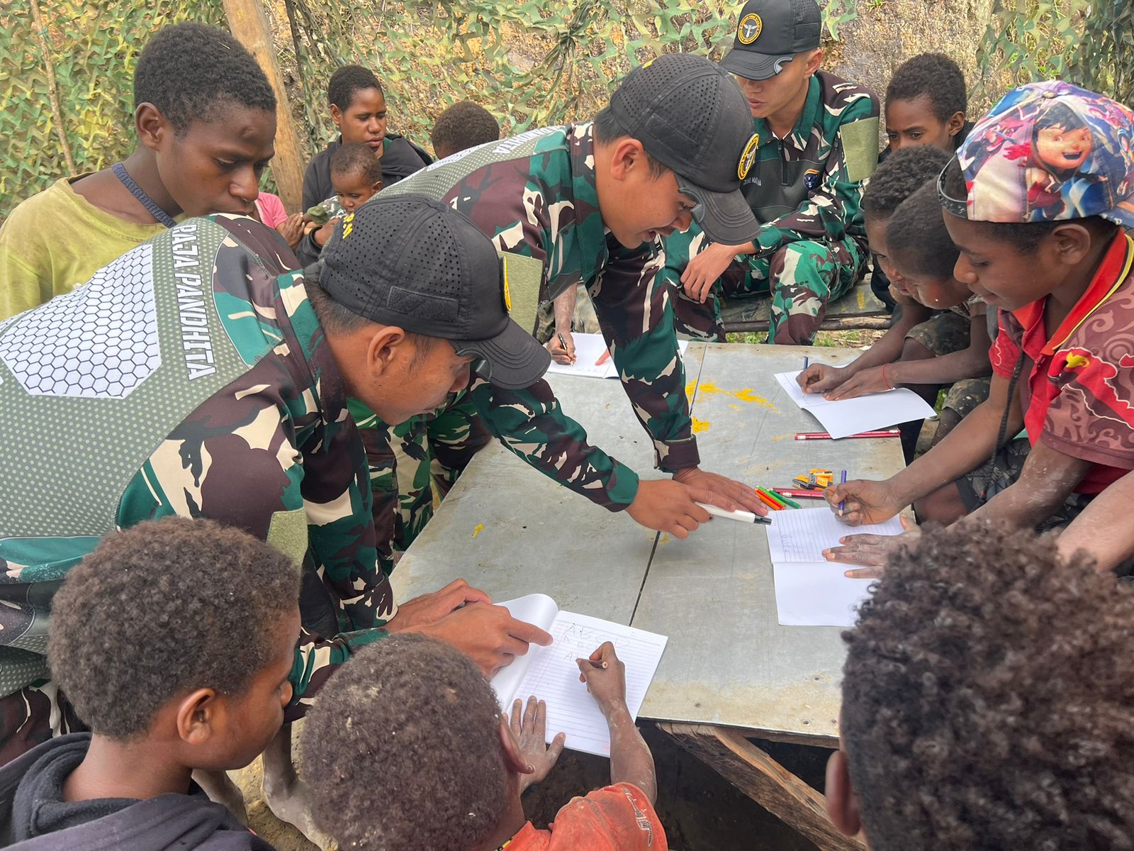 Peduli Pendidikan, Satgas Yonif 614/RJP Ajarkan Calistung Kepada Anak-Anak Papua