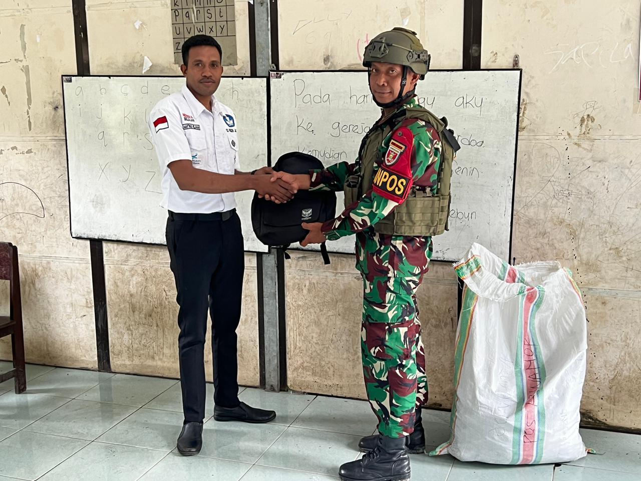 Bantu Cerdaskan Warga Pedalaman Papua, Satgas Yonif 611/Awang Long Bagikan Alat Tulis Sekolah