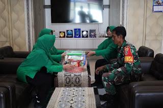 Kepedulian Persit KCK Cabang XXX Dim 1007/Bjm Tunjukkan Solidaritas di HUT ke-79 dengan Bantuan Sembako untuk Anggota yang Sakit