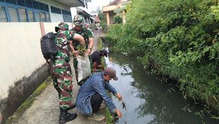 Kebersamaan Anggota TNI dan Masyarakat Lakukan Pembersihan Sungai di Banjarmasin Tengah