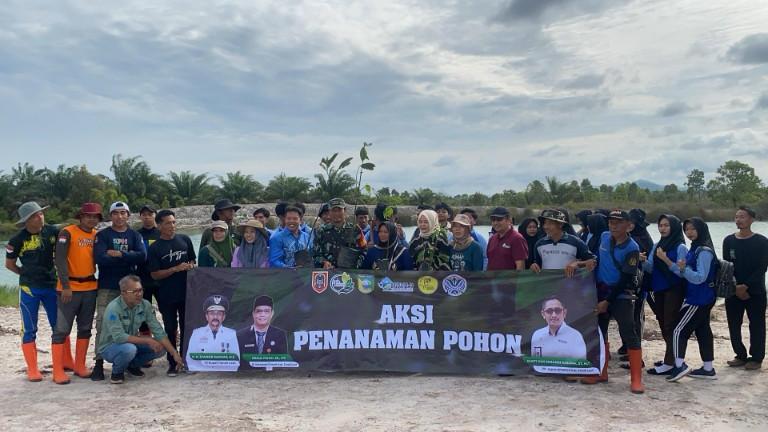Personel Kodim 1009/Tanah Laut Mengikuti Penanaman Pohon Yang Diinisiasi Oleh DPRKPLH Tanah Laut