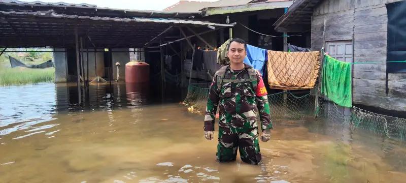 Babinsa Siaga Pantau Perkembangan Banjir Di Desa Karya Makmur