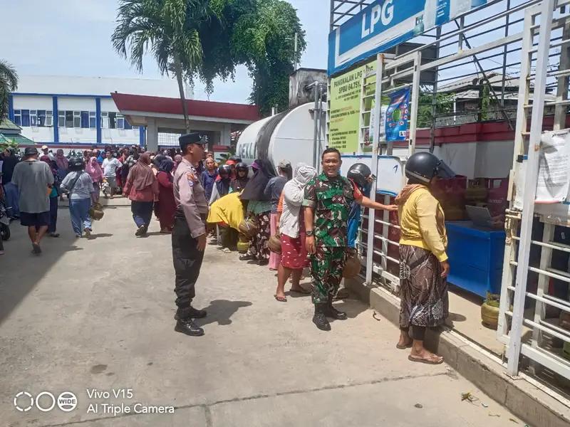 Babinsa Kawal Penyaluran LPG 3 Kg dan Amankan Antrian Warga