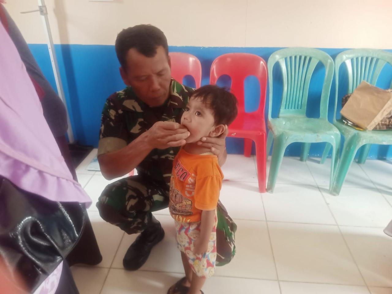 Dukung Progam Pemerintah Babinsa Koramil 0907/ 01 Tartim Dampingi Pemberian Vitamin Diwilayah