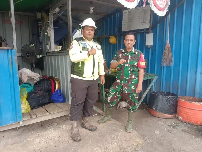 Ciptakan Keamanan, Babinsa Koramil 0908-02/Muara Badak Komsos Dengan Security