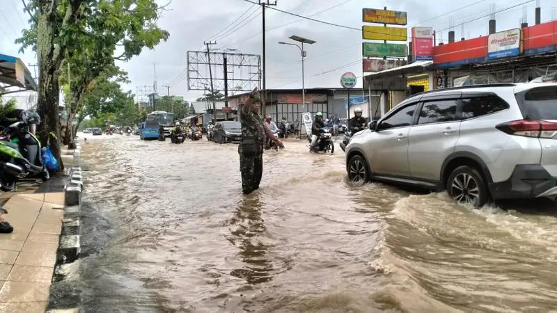 Babinsa Koramil 04/Tanjung Redeb, Sigap Atur Lalu Lintas Saat Banjir