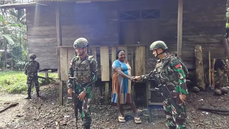 Satgas Yonif 614/RJP Berbagi Kebahagiaan Dengan Membagikan Sembako Kepada Masyarakat Papua