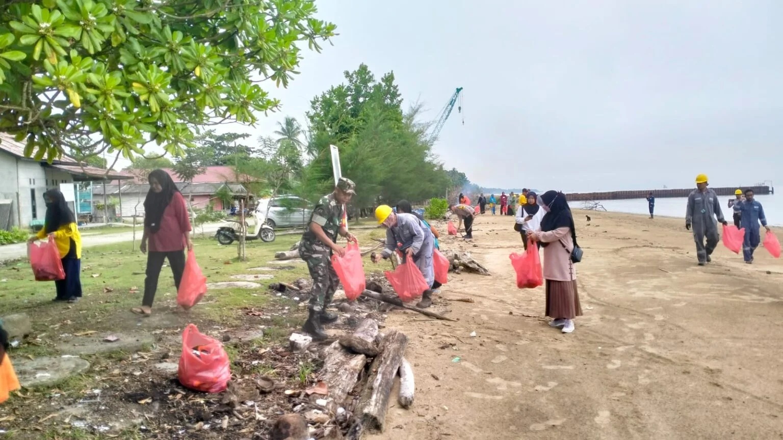 Jaga Kebersihan Pantai, Babinsa Koramil 01/Penajam Gotong Royong bersama Perangkat Kelurahan Dan PT Meindo