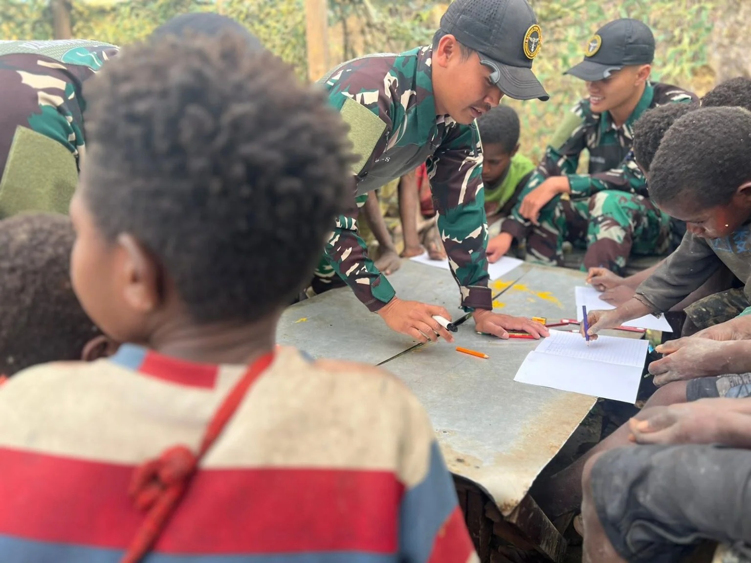 Peduli Pendidikan, Satgas Yonif 614/RJP Pos Popome Ajarkan Calistung Kepada Anak-Anak Papua