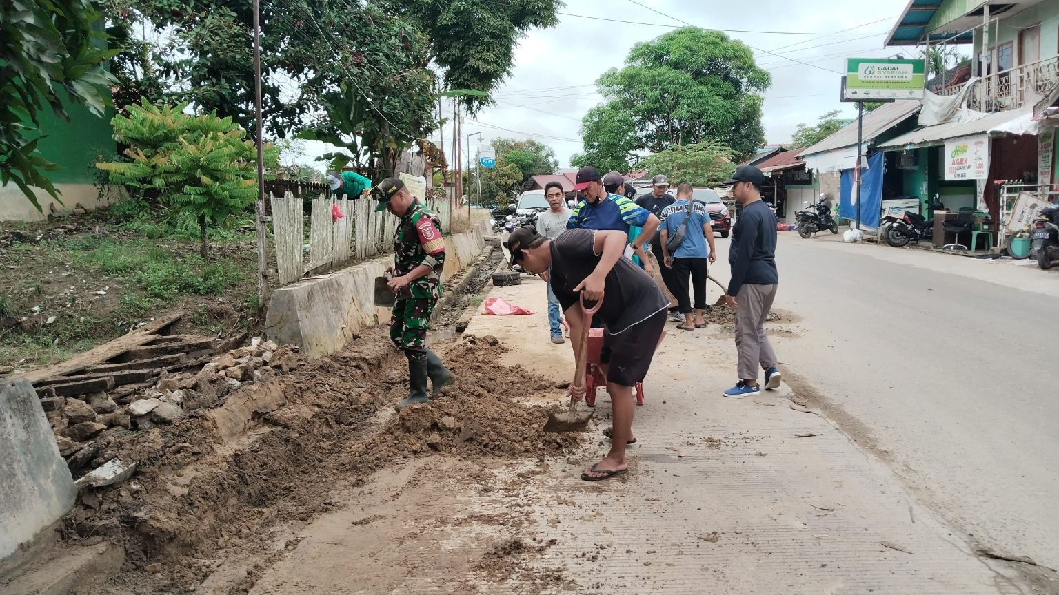 Babinsa Koba Ulu Bersama Warga Lakukan Jumat Bersih di Desa