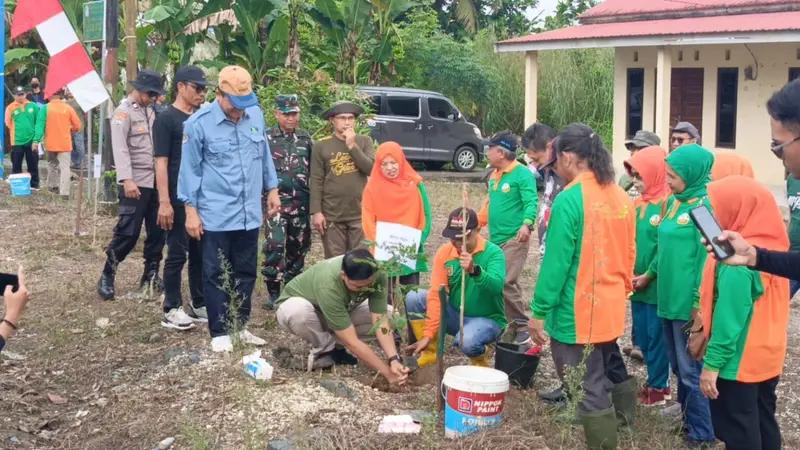 Aksi Tanam Pohon dan Pembersihan Lingkungan Dilakukan Koramil 1006-12/LA dan Warga