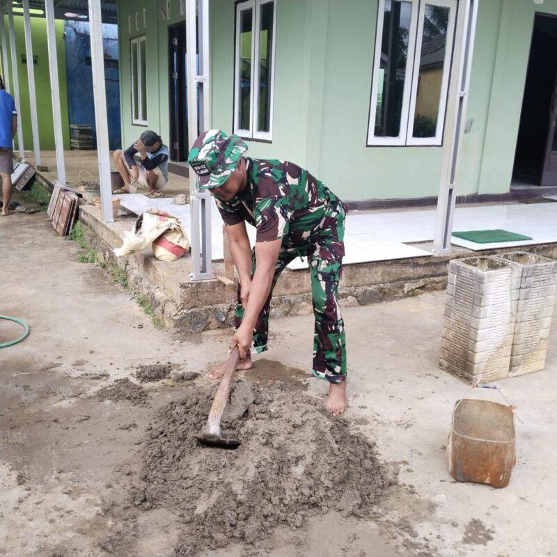 Jum’at Berkah Personel Kodim 1009/Tla Gotong Royong Bangun Sarana Tempat Wudhu Mushola Al Ikhlas Desa Panggung