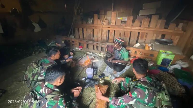 Satgas Yonif 614/Raja Pandhita Pos Tima Jalin Silaturahmi dengan Tokoh Adat Desa Tima