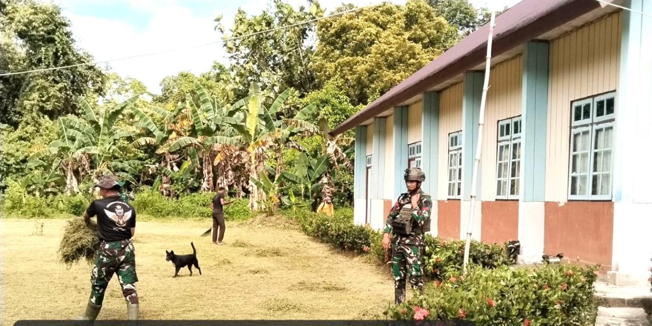 Ciptakan Keindahan Lingkungan, Satgas Yonif 611/Awang Long Bersihkan Halaman Gereja Katolik Santo Stevanus Mimika