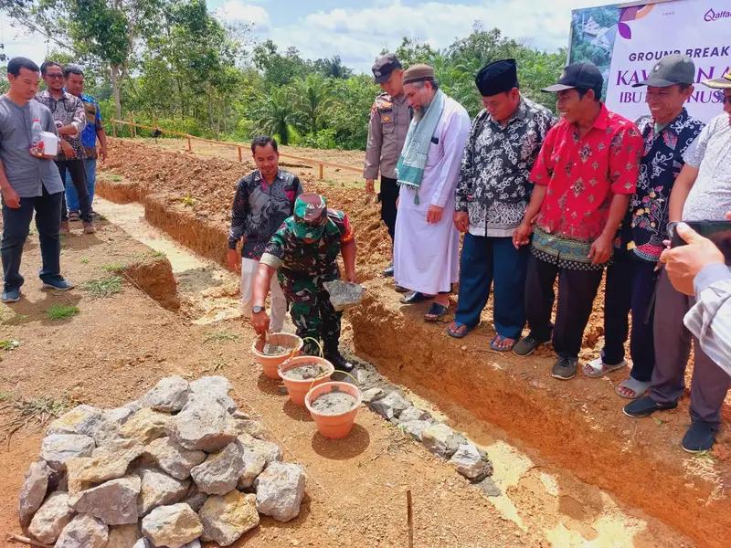 Peletakan Batu Pertama Yayasan Alfatihah , Babinsa Bukitraya Ikut Andil