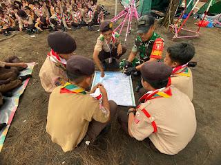 Tingkatkan Kedisiplinan Generasi Muda, Babinsa Koramil 1022-02/Kusan Hilir Berikan Materi Dalam Kegiatan Jambore Pramuka