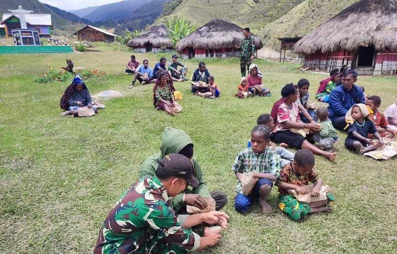 Personel Pos Malagayneri Yonif 614/Raja Pandhita Berbagi Kasih dengan Masyarakat Melalui Ibadah Bersama