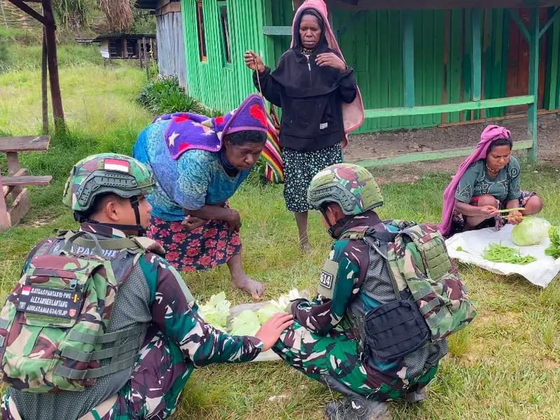 Satgas Yonif 614/Raja Pandhita Borong Hasil Bumi, Upaya Meningkatkan Ekonomi Masyarakat Desa Numbokawi