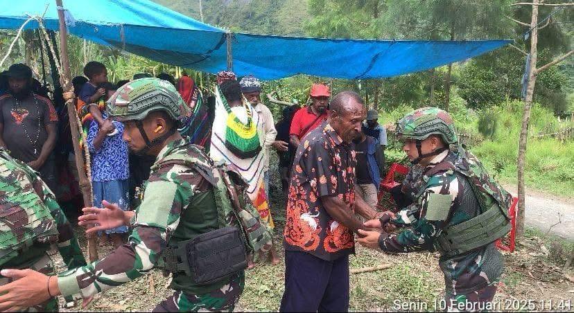 Peduli Sesama, Satgas Yonif 614/Raja Pandhita Melayat dan Beri Bantuan Ke Rumah Duka Yohanes Kogoya